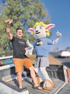 Kinders, staan nader – Leon die skapie is in lewende lywe hiér