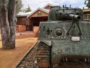 Militêre voertuie op opedag te sien
