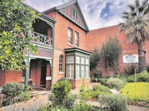 Skoene wys vroue se spoor