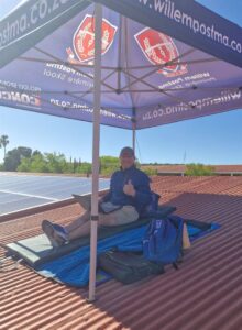 Ja, jy sien reg, dit is die skoolhoof op die dak