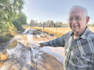 Geld spoel in strate weg