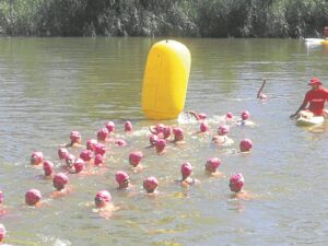 Swemmers duik in om goeie saak te steun