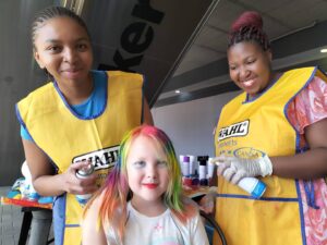 Hare in reënboogkleure ondersteun KANSA