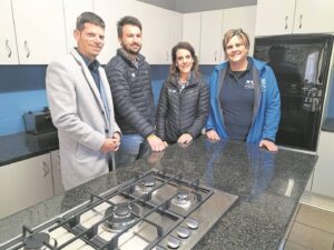 Kinders, ouers baat by opknapping van huis