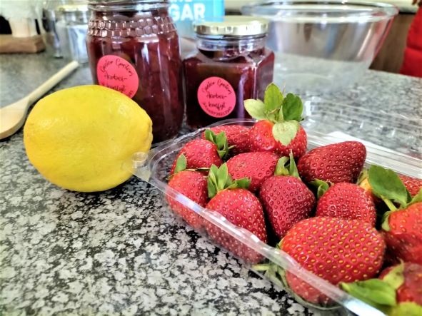 Lekker vars aarbeie en ’n suurlemoen vir maklike a