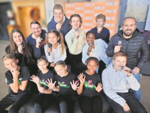 Vertoning slyp jong plaaslike talent