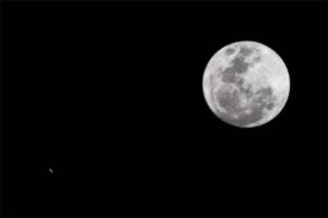 Bloumaan, vredesmaan, stofmaan, supermaan is SA se unieke terme vir dié volmaan