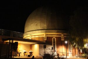 Magiese melodieë meesleurend onder sterrehemel