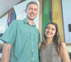 Egpaar reik saam uit