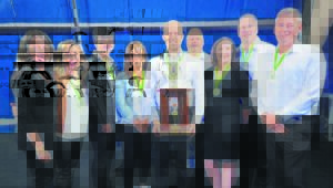 Vrystaat-spelers hou trofee omhoog