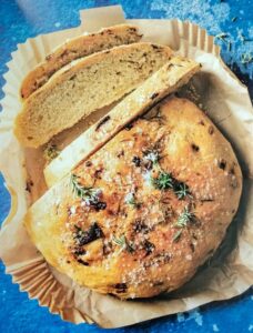 Broodjie in lugbraaier vier uie en roosmaryn as geurige pasmaats