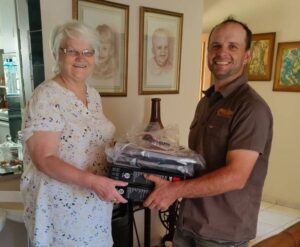 Weldoeners skenk rekenaars vir Athalia in Bfn ná inbraak