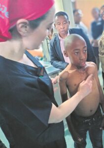 Smile-stigting help seun om nek te beweeg