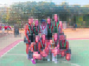 Netbalspelers blink uit