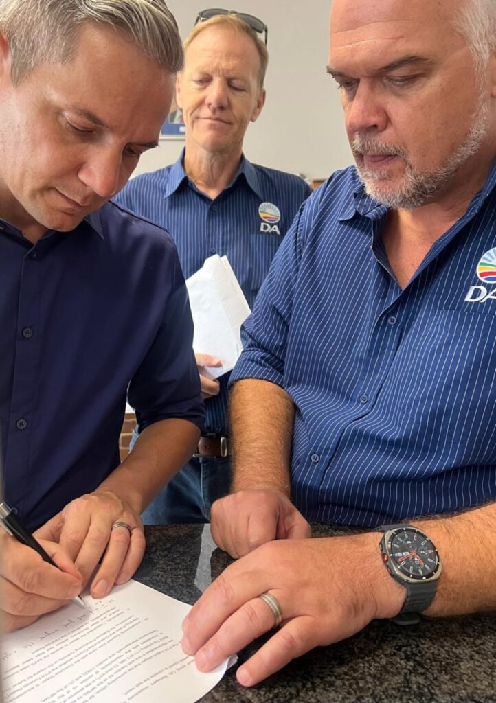 Mangaung-raadslede van die DA is van links Paul Kotze, Dirk Kotzé en Hardie Viviers wat Vrydag 14 Maart 'n klag oor geldelike wanbestuur teen die Mangaung-metro se burgemeester by die polisie ingedien het.