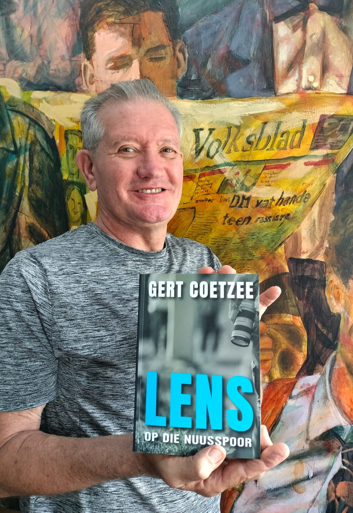 Gert Coetzee met sy roman Lens.