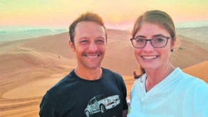 Onderwys-egpaar sprei hul vlerke