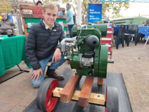 Fees van trekkers en enjins om die draai