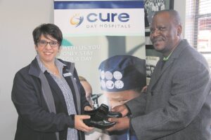 Hospitaalmense loop pad saam vir skoolskoene