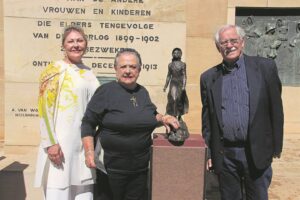 Versamelstukke nou tuis by skool