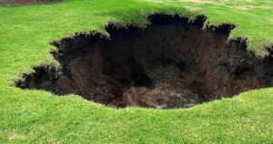 Sinkgat by Sentraal groeiende bron van kommer