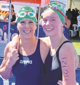 Swemmers wys hul slag