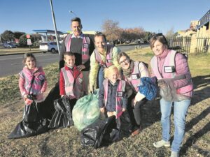 Oud, jonk Nooi oud, jonk om te help ruim buurt op