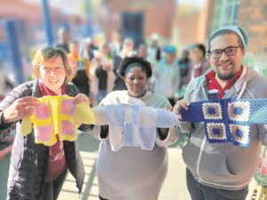 Studente omarm kinders