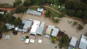 Huise onder water langs Modderrivier naby Maselspoort