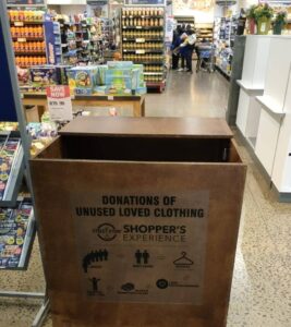 Klere vir ‘straatwinkel’ ingesamel