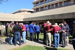 Tannie Mossie deur gebede omring