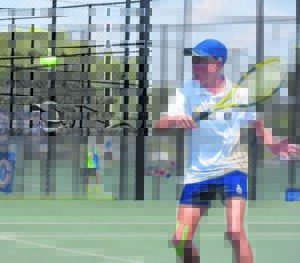 Leerlinge seëvier op die tennisbaan