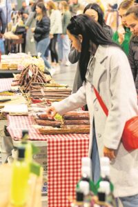 Kunstemark gee fees geur en kleur