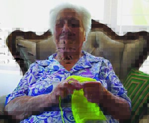 Gesiggestremde ouma woeker vir brei-projek