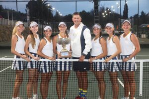 Oranjeniete seëvier op tennisbaan