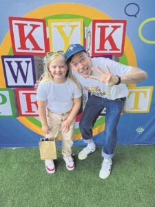 Praat ’n hond uit ’n bos op die kassie