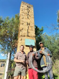 Vrywilligers help om heining by Naval Hill te herstel