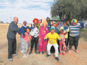 Spog met hul medaljes ná kafdraf van saamstap