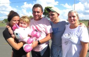 Tennique uit hospitaal ontslaan, besoek toneel van gru-ongeluk waarin maats sterf