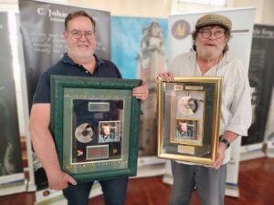 Bakkes skenk kosbare Theuns Jordaan-aandenkings aan Naln