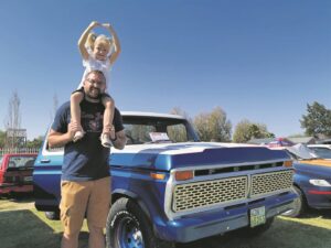 Gelok deur die gebrul van enjins op motoruitstalling