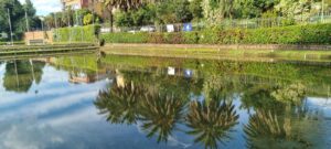 Inwoners langs damme en riviere gewaarsku