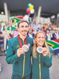 Terug in tuisstad met vreugdevolle helde-ontvangs