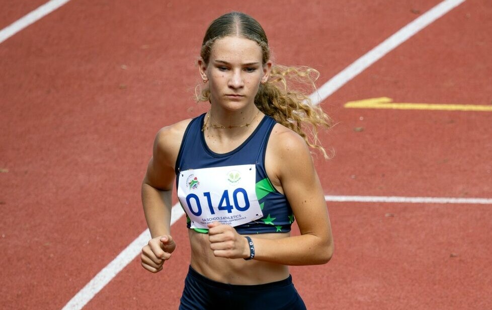 Rumë Burger stel rekords op die atletiekbaan op.