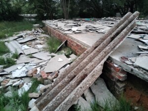 Vrae klink op oor asbes op leë perseel by Nasionale Hospitaal