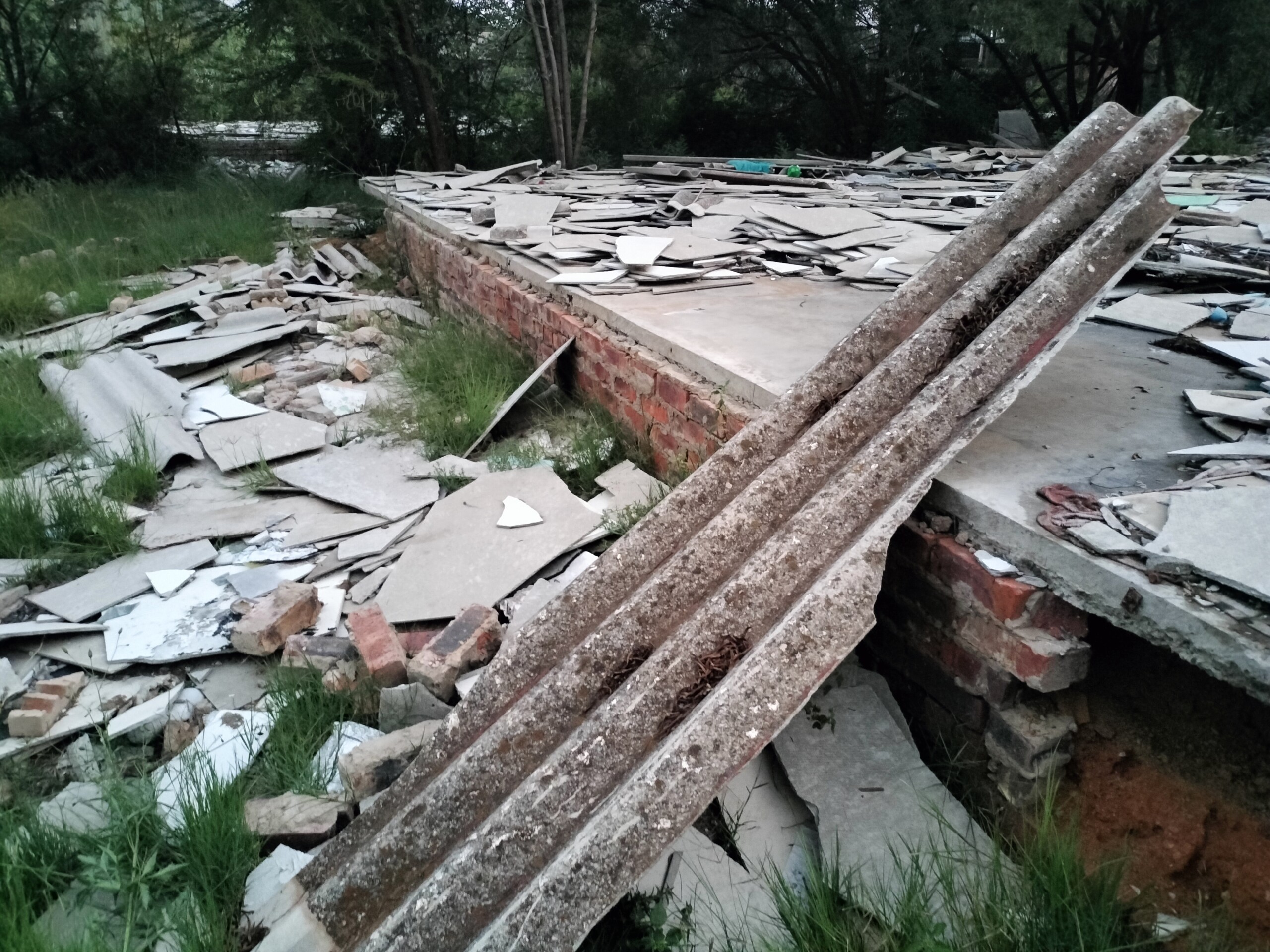 Asbes lê rond op die perseel waar geboue vroeër op die terrein van die Nasionale Hospitaal afgebreek is.