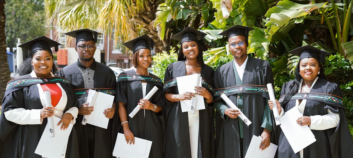 SUT-gegradueerdes pluk vrugte van harde werk