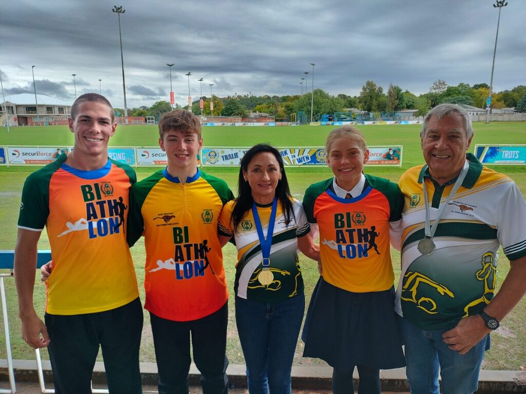 Uitblinkers op die Suid-Afrikaanse tweekamp-kampioenskapsbyeenkoms is van links Louis-Harm Fourie, Philip le Roux, Lynette Fischer, Leandi Prinsloo en Archie Markgraaff