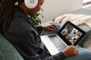 Ekonoom Dawie Roodt wil jong entrepreneurs ondersteun