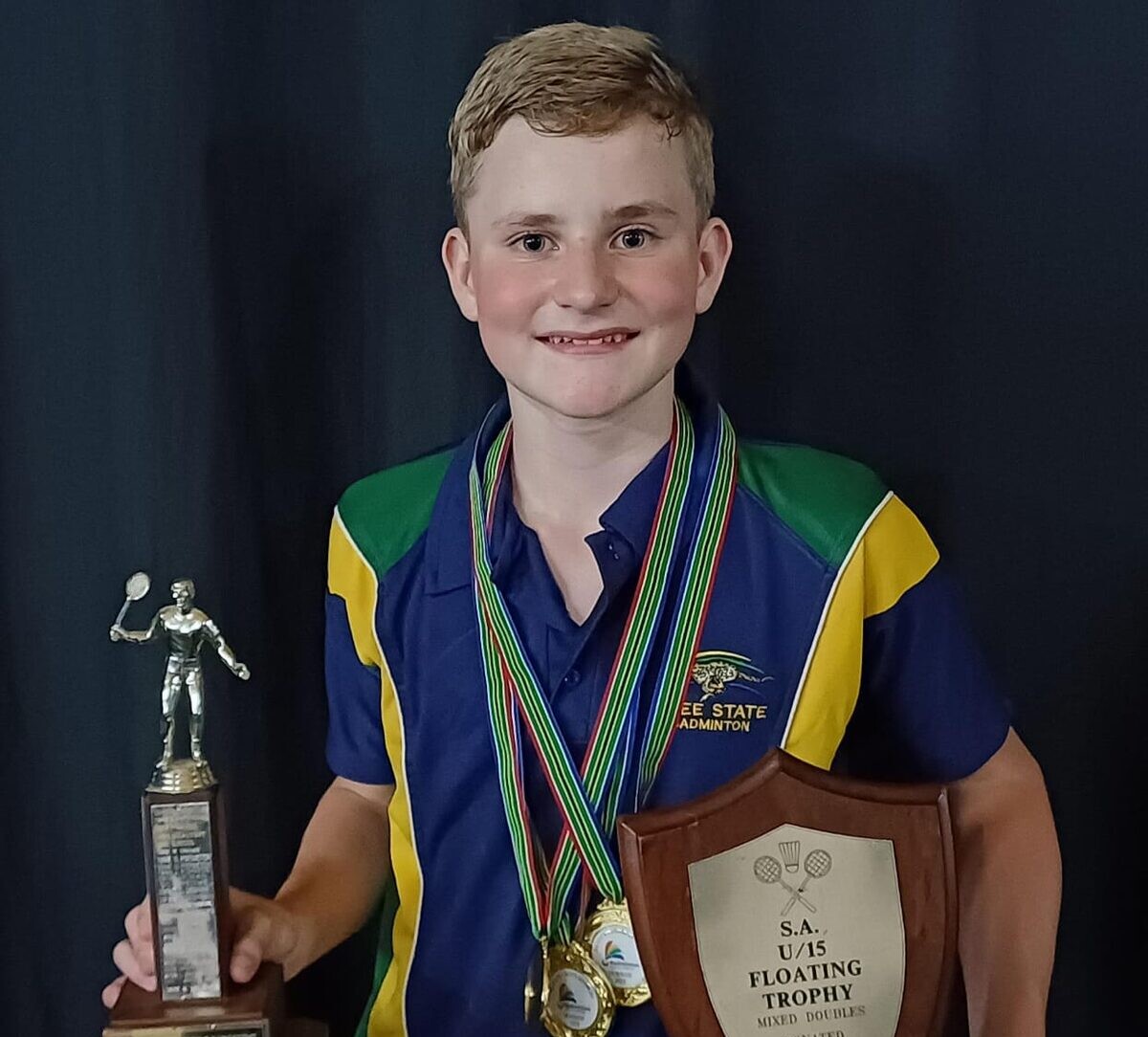 Aiden Dednam met die trofeë wat hy verower het.